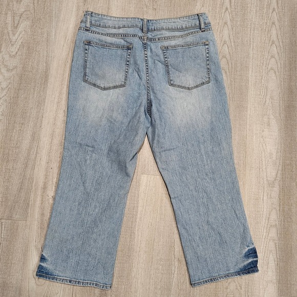 Coldwater Creek Women's P10 Blue Wash Cropped Flare Jeans Distressed Detail - Picture 2 of 7